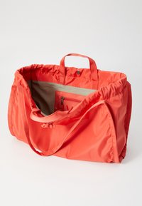 Korallfärgad nylon toteväska med dragsko upptill, med två korta handtag och en innerficka med blixtlås. Slät yta, rymligt inre.