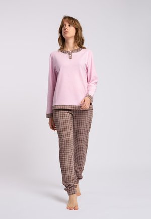 Maglia a maniche lunghe rosa chiaro con colletto decorato, abbinata a pantaloni a scacchi marroni con polsini aderenti. Tessuto morbido.