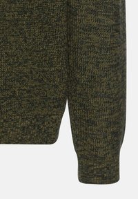 Strickpullover in dunkelgrün mit strukturiertem Muster. Verfügt über einen gerippten Ärmelabschluss, entworfen mit einer gemütlichen Passform und weichem Stoff.