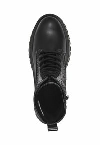 Bottine noire en cuir avec un panneau en serpent texturé, bout rond, design à lacets et semelle en caoutchouc robuste. Détail de fermeture éclair sur le côté.