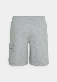 Grå bomullsshorts med resårmidja, sidofickor och en cargo-ficka på vänster ben. Slät textur, knälång klipp.
