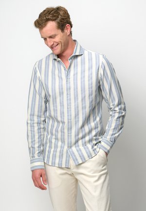 Camisa de botones con rayas verticales en azul claro y crema. Confeccionada en una tela suave con cuello extensible y mangas largas.