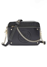 Svart läder crossover-väska med präglad logotyp, guldkedjedetalj, justerbar rem och krokodiltexturackent på toppen.