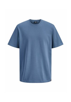 Mėlynas trumpomis rankovėmis, apvalios apykaklės T marškinėlis su laisvu pasiūliumu, vienspalvis dizainas ir maža juoda etiketė prie apačios, baltoje fone.