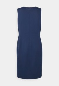 Vestido sin mangas de color azul marino con un diseño ajustado, tejido texturizado y cremallera en la parte posterior. Dobladillo recto con sutiles detalles en las costuras.