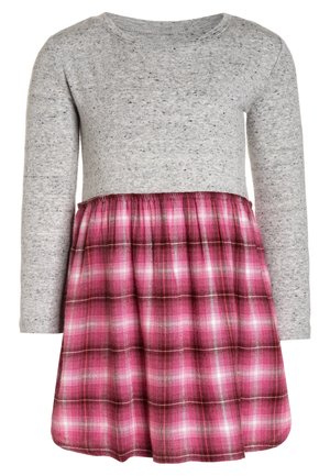 Robe à manches longues avec haut en maille grise et jupe plissée à carreaux roses, adaptée pour une tenue décontractée ou d'automne.