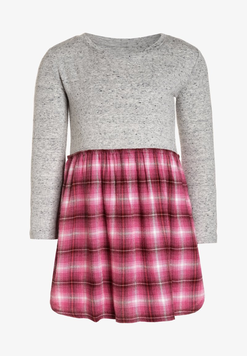 Robe à manches longues avec haut en maille grise et jupe plissée à carreaux roses, adaptée pour une tenue décontractée ou d'automne.