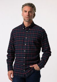 Námořnická kostkovaná košile s červenými a šedými pruhy, s límcem na knoflíky a dlouhými rukávy. Vyrobena z bavlny s texturovaným povrchem.
