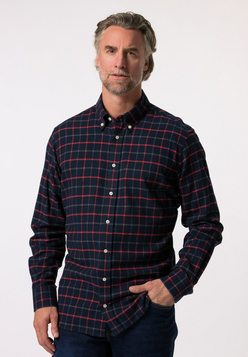 Námořnická kostkovaná košile s červenými a šedými pruhy, s límcem na knoflíky a dlouhými rukávy. Vyrobena z bavlny s texturovaným povrchem.