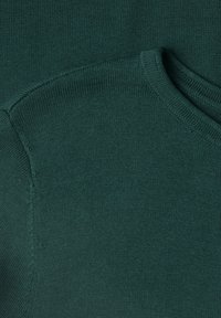 Tissu tricoté vert foncé avec encolure ronde côtelée et détails de couture visibles au niveau des épaules.