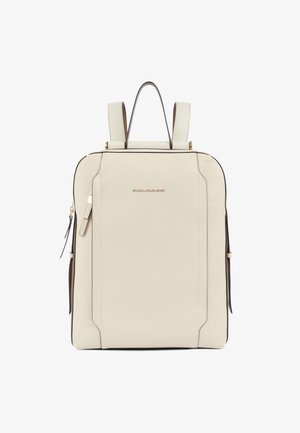 Mochila rectangular de color crema con asa superior, correas acolchadas para los hombros, bolsillo delantero con cremallera y logo minimalista en el centro.