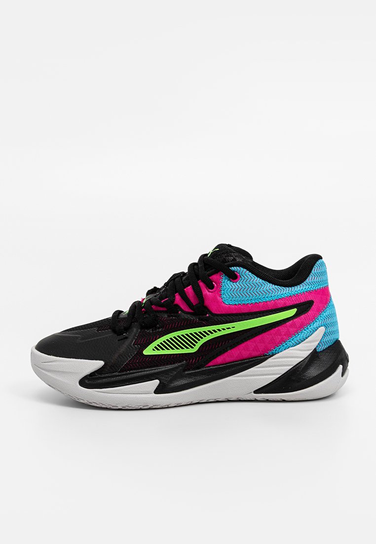 Baskets de sport noires avec des accents en rose vif, bleu et vert fluo, lacets noirs et semelle blanche, conçues pour la haute performance.