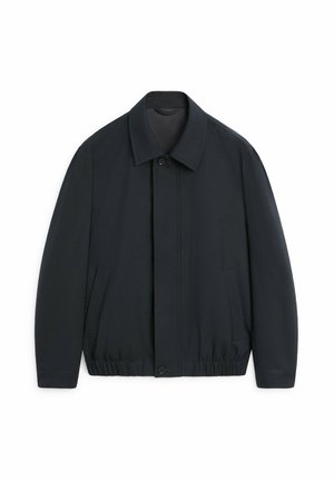 Czarna lekka kurtka z kołnierzem, ukrytymi guzikami z przodu, bocznymi kieszeniami i elastycznym dołem, przedstawiona na białym tle.