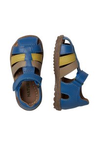 Blå lädersandaler med gula och beige detaljer, med stängd tå, öppna sidor, justerbar rem och texturerad sula.