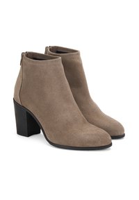 Bottines en suède taupe avec un bout rond et un talon épais noir. Comprend une fermeture éclair sur le côté pour un enfilage facile. Texture douce sur l'ensemble.