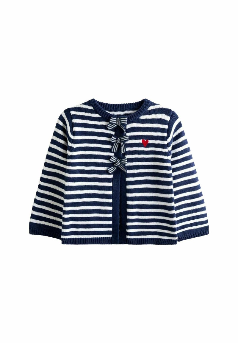 Laivastonsinivalkoraidallinen neuletakki, jossa on pitkähihaiset hihat, resorinen pääntie, kolme koristeellista rusettiä ja pieni punainen sydänembleemi.