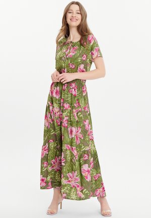 Maxikleid aus grünem Stoff mit großen rosa Blumen- und Blattmustern. Kurze Ärmel und gestuften Rockdesign.