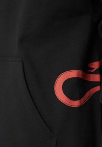 Zwarte hoodie met een grote rode slangafbeelding op de voorkant. Het materiaal lijkt zacht te zijn, met een buidelzak en zichtbare stiksels.