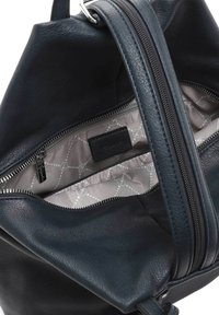 Borsa in pelle blu scuro con una texture morbida, dotata di chiusura a zip e rivestimento interno con un leggero motivo.