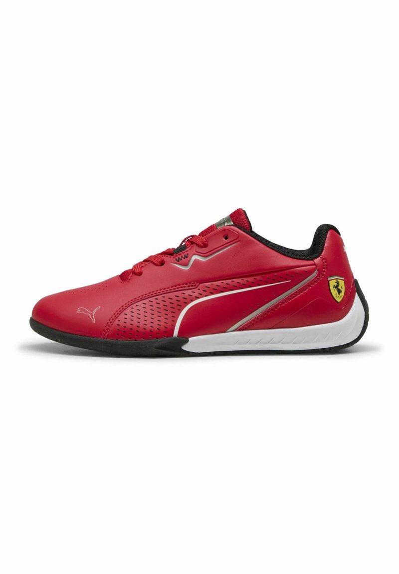 Chaussures de sport rouges avec tige synthétique, design perforé, accents noirs, semelle blanche et logo Ferrari à l'arrière. Fermeture à lacets.