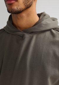 Urban Classics OPEN EDGE SLEEVELESS HOODY - Trükipildiga T-särk - olive