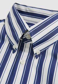 Chemise rayée bleu et blanche avec col boutonné, présentant des rayures verticales contrastées et des boutons en plastique. Texture de tissu lisse.