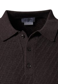 Dunkelbraunes, strukturiertes Strick-Polohemd mit Kragen, drei Knöpfen und Pierre Cardin Atelier-Label im Nacken.