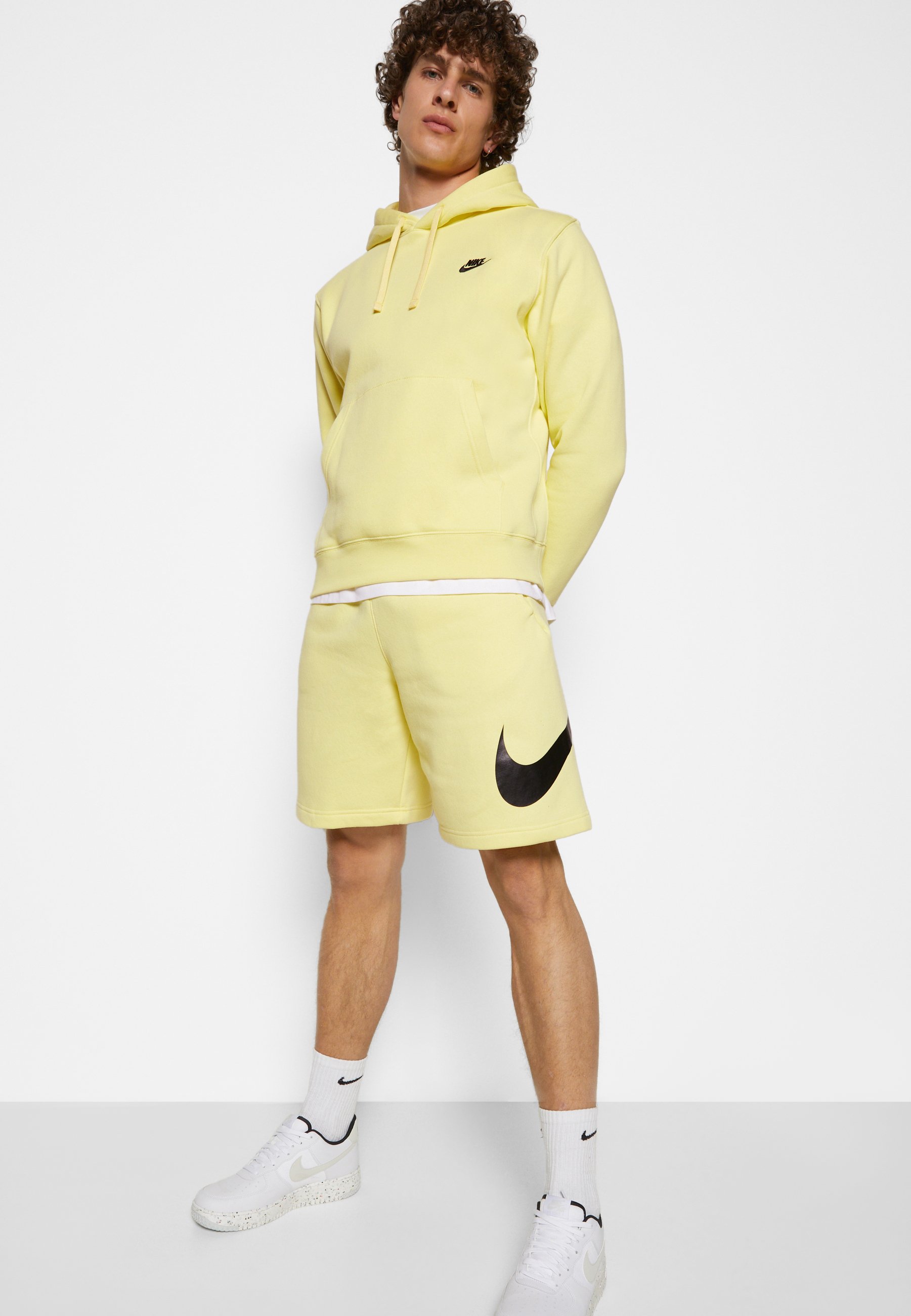 Nike Sportswear CLUB - Shorts - zitron 