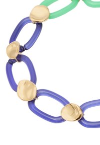 Collar colorido con eslabones gruesos y transparentes en verde y azul, intercalados con acentos redondeados suaves de tono dorado.