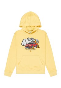 Żółta bluza z kapturem zdobiona grafiką czerwonego wyścigowego samochodu, płomieniami oraz stylizowanym napisem na klatce piersiowej, z przednią kieszenią typu kangur oraz długimi rękawami.