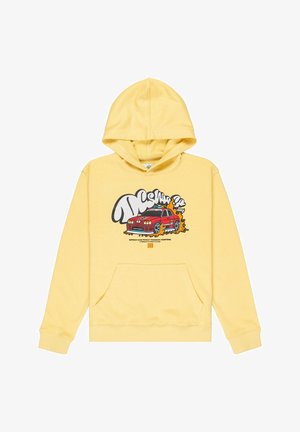 Żółta bluza z kapturem zdobiona grafiką czerwonego wyścigowego samochodu, płomieniami oraz stylizowanym napisem na klatce piersiowej, z przednią kieszenią typu kangur oraz długimi rękawami.