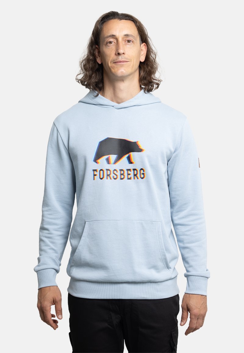 Felpa di colore blu chiaro realizzata in tessuto morbido, con una grafica di un orso nero e la scritta "FORSBERG". Include una tasca frontale e polsini a costine.