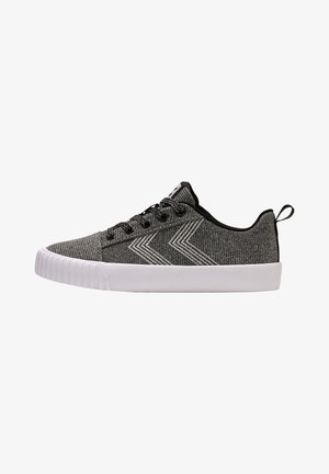 Svarta och grå texturerade canvas sneakers med vita gummisulor, med en låg design och kontrasterande zigzag-ränder.