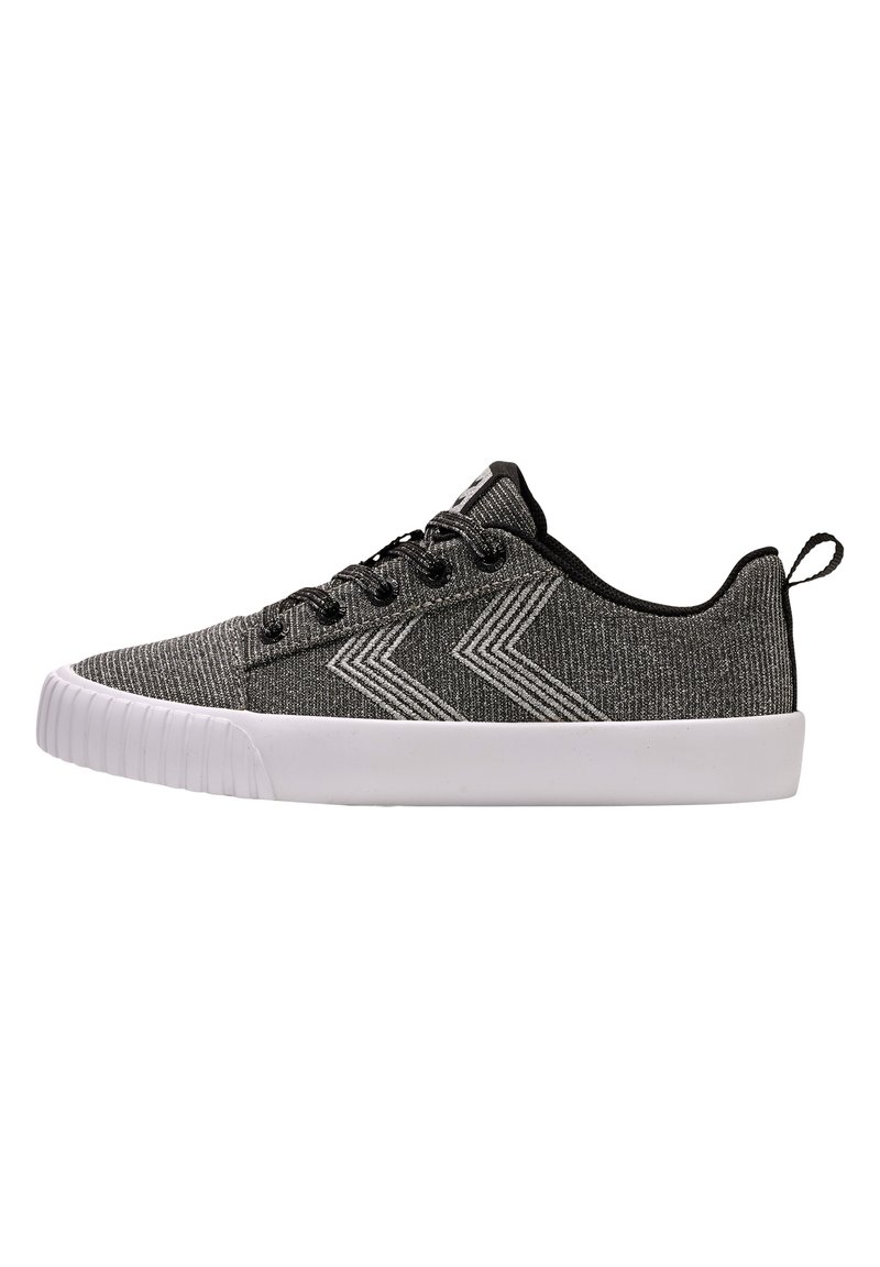 Schwarze und graue, strukturierte Canvas-Sneaker mit weißen Gummisohlen, die ein Low-Top-Design und kontrastierende Zickzackstreifen aufweisen.