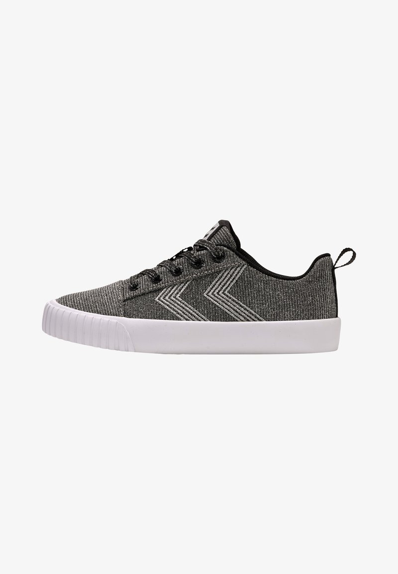 Schwarze und graue, strukturierte Canvas-Sneaker mit weißen Gummisohlen, die ein Low-Top-Design und kontrastierende Zickzackstreifen aufweisen.