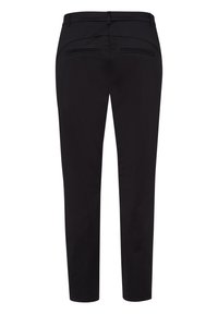 Pantalons noirs fuselés avec une finition lisse, dotés de poches arrière et d'une passante de ceinture. Le tissu est extensible et léger.