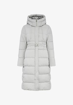 Jasnoszara pikowana kurtka z kapturem, z zamkiem błyskawicznym, sznurkami do regulacji, paskiem w talii oraz szerokimi rękawami; cechuje się pikowanym wzorem i gładką fakturą.