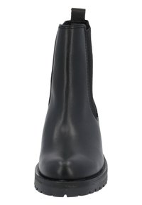 Botas Chelsea de cuero negro con paneles laterales elásticos, puntera redonda y suela de goma texturizada. Diseño minimalista y acabado suave.