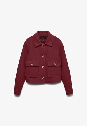 Veste courte rouge foncé avec col, fermeture à boutons sur le devant, et deux grandes poches à rabat avec boutons sur fond blanc.