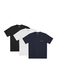 Trzy koszulki z krótkim rękawem w kolorze czarnym, białym i granatowym. Wykonane z bawełny, z okrągłym dekoltem i małym logo na granatowej koszulce.