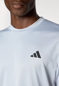 adidas Performance TRAIN ESSENTIALS - T-skjorte til trening - halo silver-coloured/black