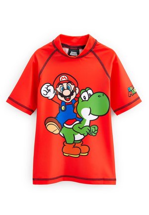 Maglietta rossa a maniche corte con una grande grafica di Mario e Yoshi. Tessuto liscio con accenti neri lungo le cuciture.