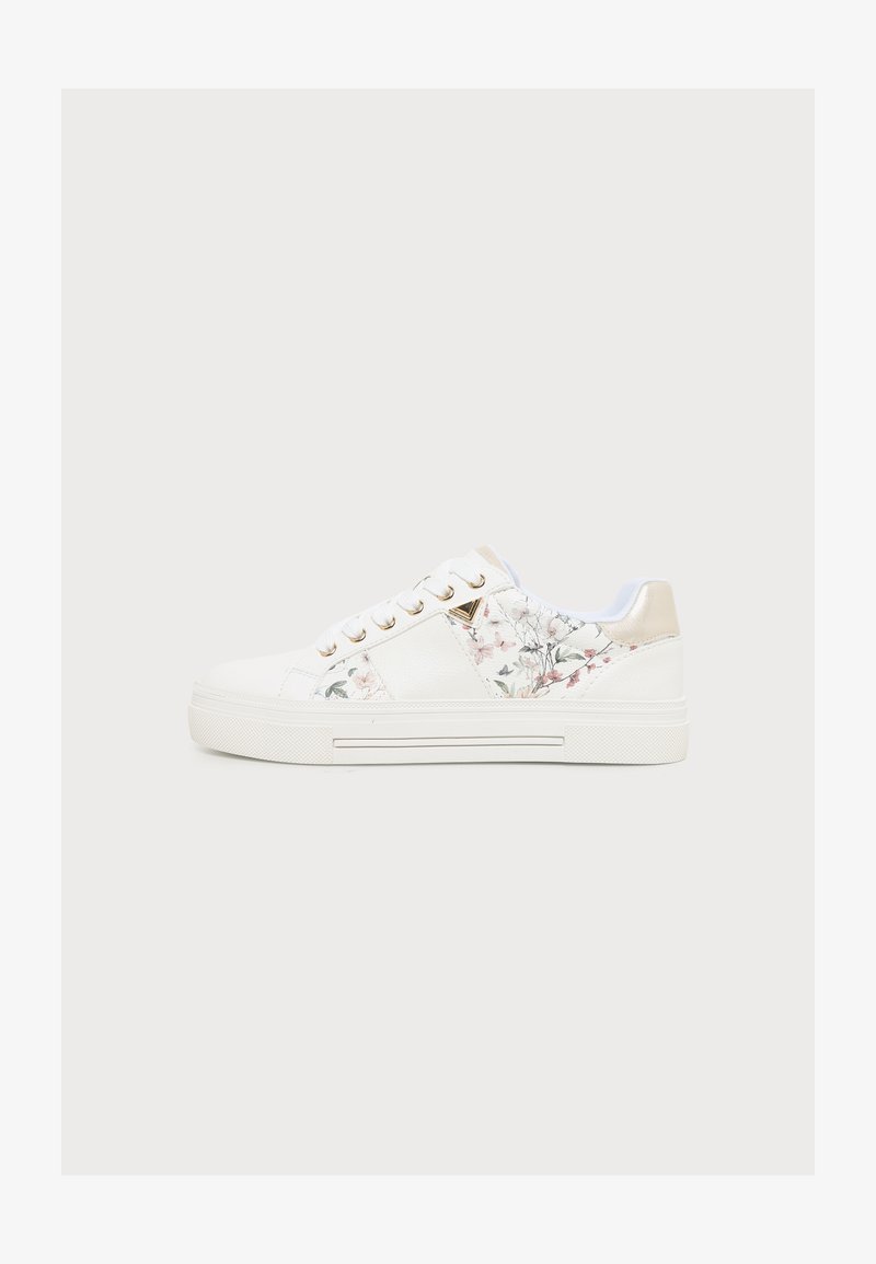 Baskets blanches avec œillets dorés, languette de talon beige clair et imprimé floral pastel sur le côté, présentées sur un fond uni.
