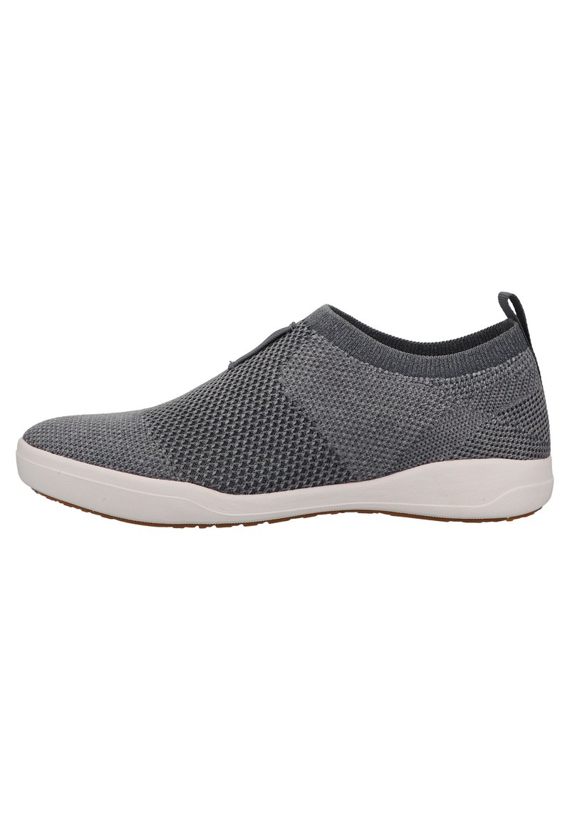 Šedá síťová obuv na slip-on s nízkým profilem, kulatou špičkou, bílou podrážkou a texturovanými detaily na svršku pro prodyšnost.