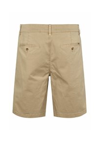 Short beige longueur genou avec deux poches arrière à boutons et passants de ceinture, vu de dos sur fond blanc.