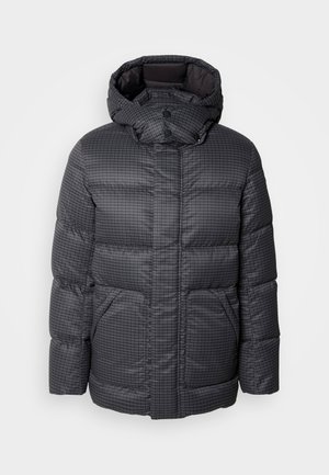 Zimska jakna s podstavom u tamnosivoj kariranoj uzorku, s kapuljačom, dugmadima i dva prednja džepa. Mekana, kviltana tekstura.