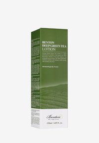 Grön papperslåda med en glansig yta, märkt "Benton Deep Green Tea Lotion." Innehåller text, en logotyp och illustrationer av tefält. 120 ml.