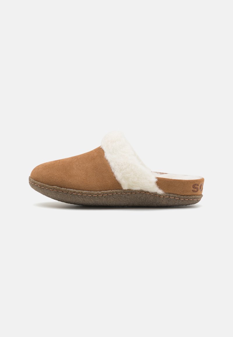 Brune semsket slip-on tøffel med en hvit fluffy fôr og en teksturert såle. Har en sydd kant og en liten merkedetalj på hælen.