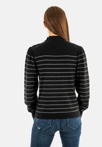 Zwart en grijs gestreepte trui met een geribbelde kraag, gepofte lange mouwen en een aansluitende zoom. Zacht gebreid materiaal met een gladde textuur.