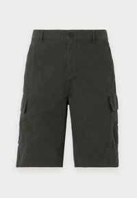 Shorts cargo verts foncés en tissu léger, dotés de deux poches latérales et d'une fermeture à bouton à la taille.
